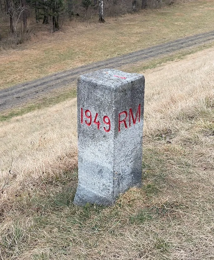 Grenzstein Nummer 1 aus dem Jahr 1949 im Kanton St. Gallen (Schweiz), markiert die Achse des Beginns der Grenze zwischen der Schweiz und Liechtenstein am Rhein.