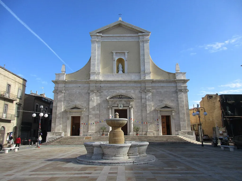 San Benedetto del Tronto - Chiesa Cattedrale, Madonna della Marina, dopo il restauro seguito al terremoto del 2016, e fontana in Piazza Nardone