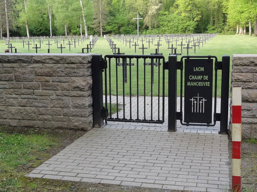 Deutscher Soldatenfriedhof Laon Champ de manœuvre
