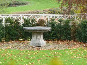 Vliek Castle: stone table