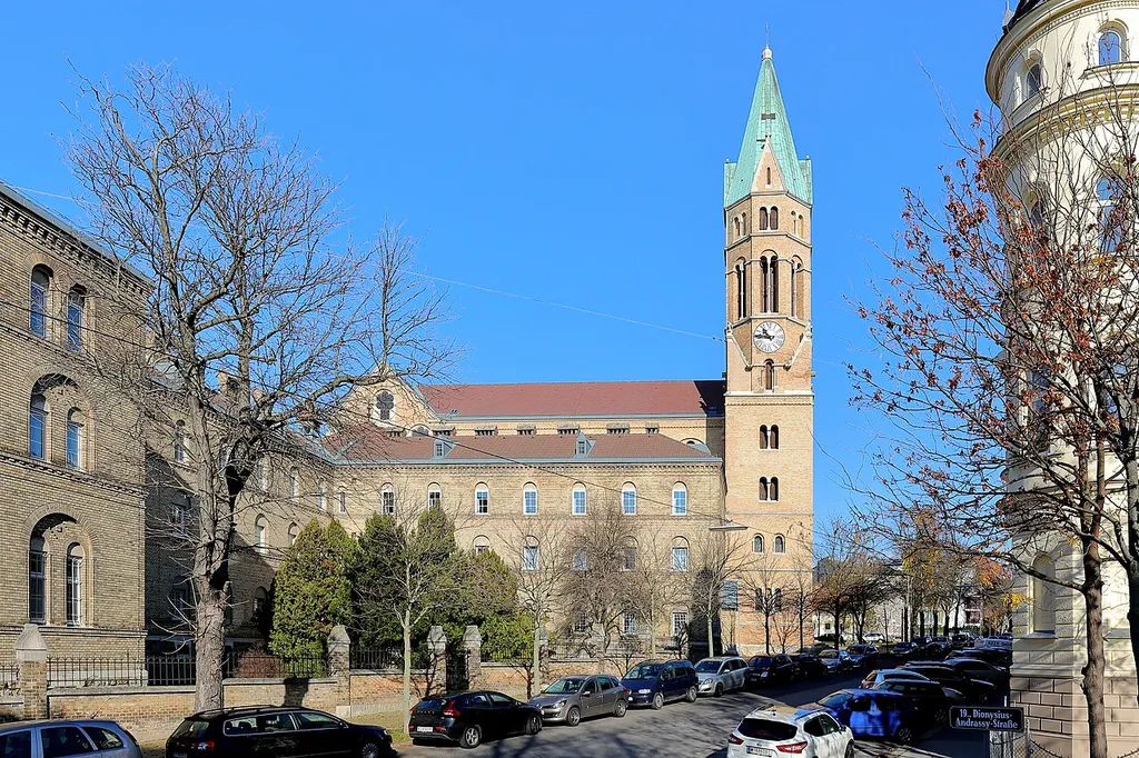 Südansicht des Karmelitenklosters im 19. Wiener Bezirk Döbling. Das Kloster und die Kirche in Form einer neuromanischen Basilika mit drei Schiffen und einer Doppelturmfassade wurde ab 1898 nach Plänen des Architekten Richard Jordan errichtet.
