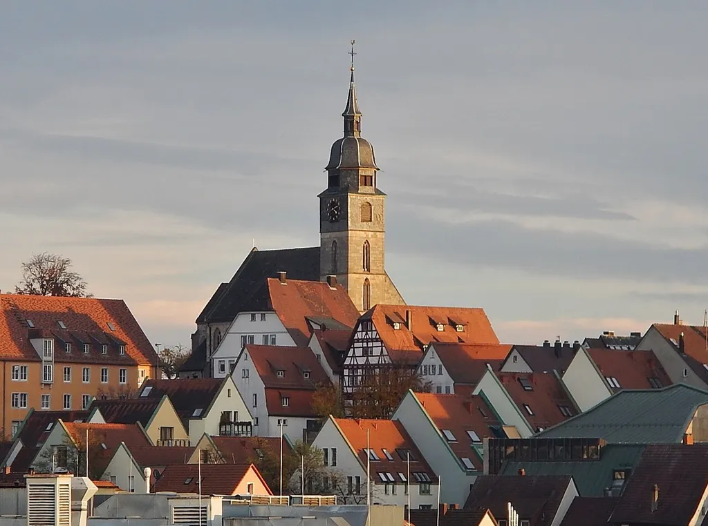 Evangelische Stadtkirche St. Dionysius: Der Kirchturm aus Keupersandstein entstand zwischen 1200 und 1250