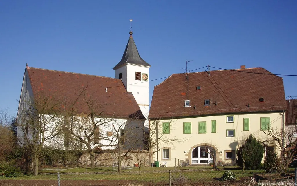 Georgskirche in Heilbronn-Horkheim mit zugehörigem Pfarrhaus, von Westen aus gesehen