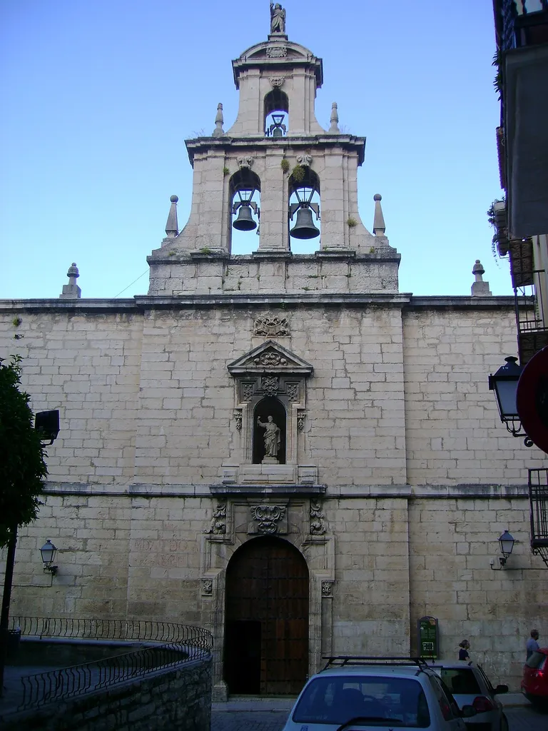 Vista general de la fachada de la Iglesia de San Bartolomé, en Jaén. Resulta bastante complicado sacar la fachada entera.