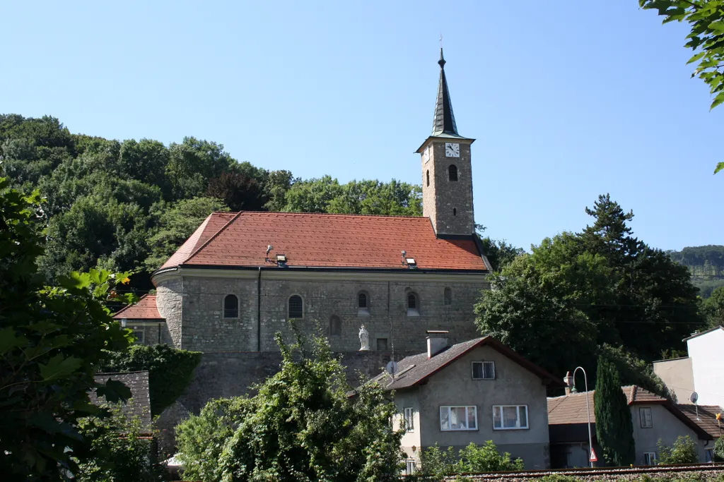 Die Pfarrkirche hl. Margareta in Höflein an der Donau, ein Dorf in der niederösterreichischen Stadtgemeinde Klosterneuburg.Die romanische Saalkirche wurde im 12. Jahrhundert in erhöhter Lage über dem Ort als Wehrkirche, die nordseitig mit einer Bruchstein-Wehrmauer umgeben ist, errichtet. 1682 wurde der Sakralbau barockisiert und in Richtung Osten auf das Doppelte seines ursprünglichen Ausmaßes erweitertː [1].