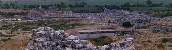 Milet. Blick vom byzantinischen Kastell auf dem Theater auf das Zentrum der hellenistisch-römischen Stadt. 1997 fotografiert durch I. Panteleon.