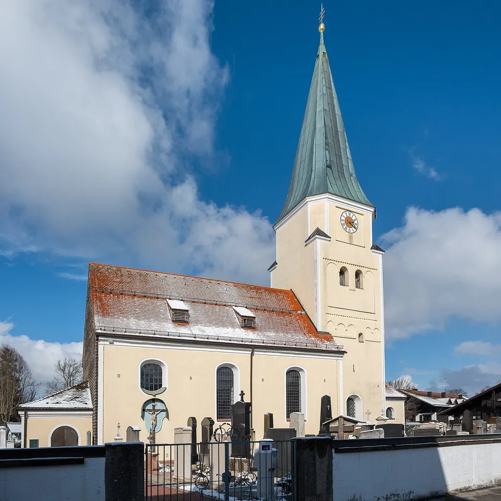 Die Kirche St. Johannes der Täufer in Taufkirchen bei München im Winter 2023.