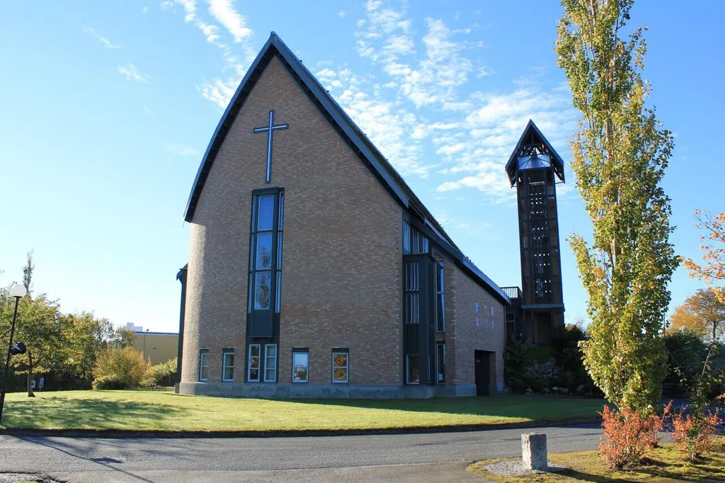 Hoeggen kirke, Trondheim. Sett fra øst