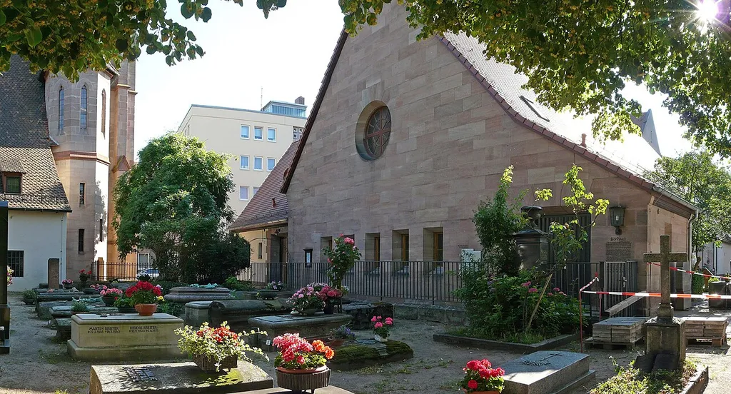 Das Gemeindehaus der Ev. Gemeinde St. Leonhard in Nürnberg (Stadtteil St. Leonhard, Schwabacher Straße 54), erbaut als Notkirche von Otto Bartning (Typ B), eingeweiht Oktober 1949, im umgebauten Zustand erhalten. Eingangsfassade, Blick von Nordosten.
