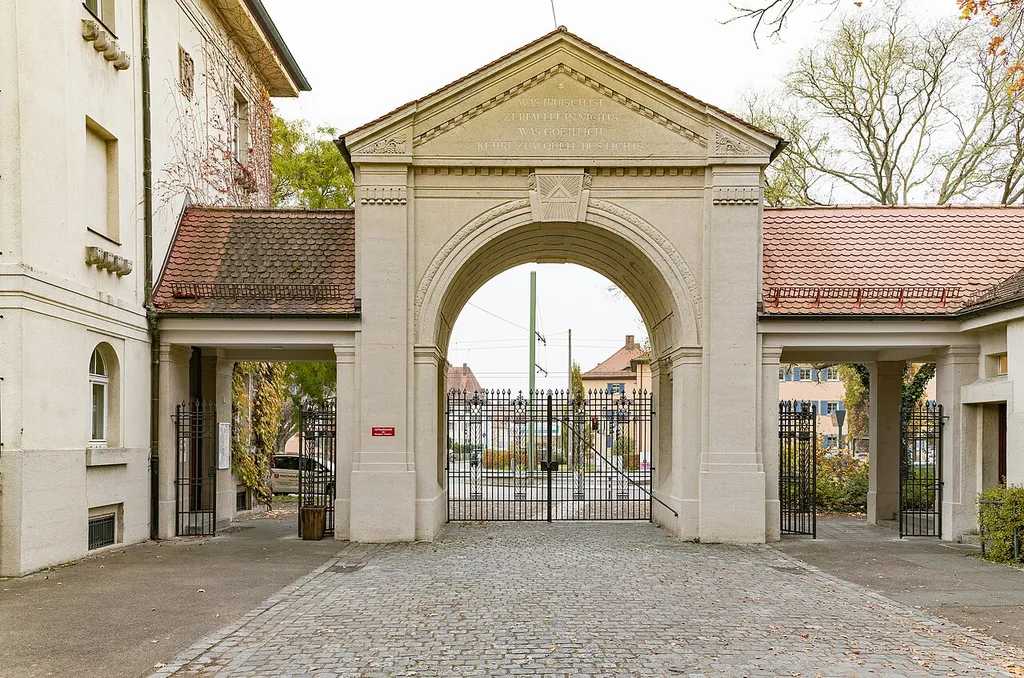 Friedhofstor Julius-Loßmann-Straße 51 in Nürnberg