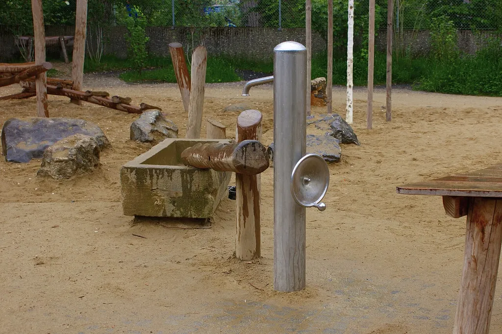 Spielbrunnen Dählhölzli mit Pumpenrad.