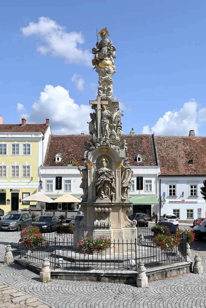Die Dreifaltigkeitssäule am Hauptplatz in der niederösterreichischen Stadtgemeinde Retz.Die reich gestaltete Säule stammt aus der Mitte des 18. Jahrhunderts. Die Steinmetzarbeiten führte der Eggenburger Ferdinand Steinböck aus und die Statuen schuf der Retzer Bildhauer Philipp Sturm.