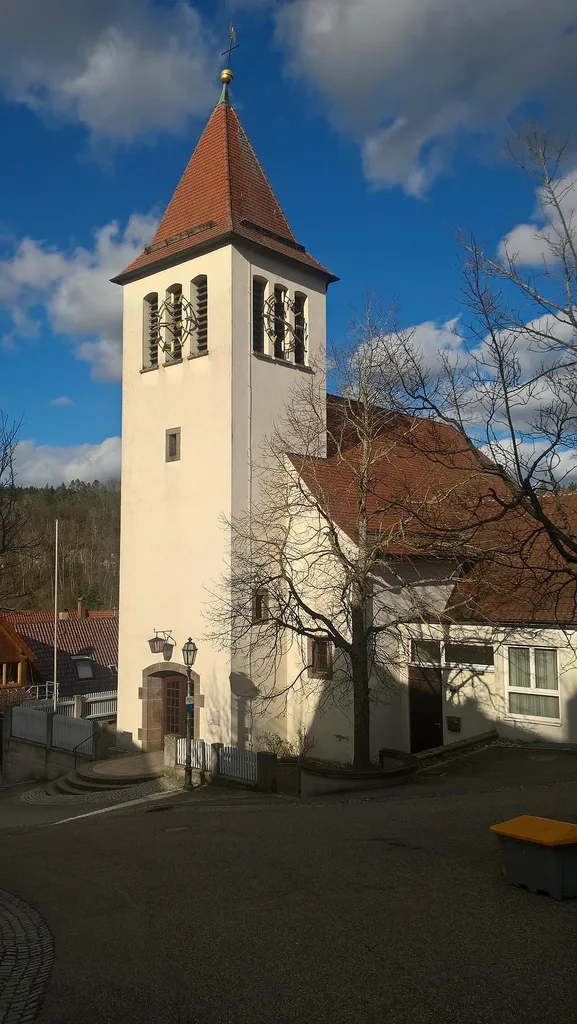 Die Kirche wurde von der Herrschaft als Ausgleich für die vormals evangelische Schlosskirche im Jahr 1777 erbaut und am 2. Advent 1777 feierlich eingeweiht. Untergröningen war zu dieser Zeit noch ein Filial der Pfarrei Obergröningen.