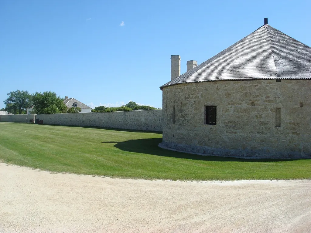 Vue due mur extérieur de Lower Fort Garry, fort utilisé pour la traite des fourrures par la Compagnie de la Baie d'Hudson au XIXe siècle.