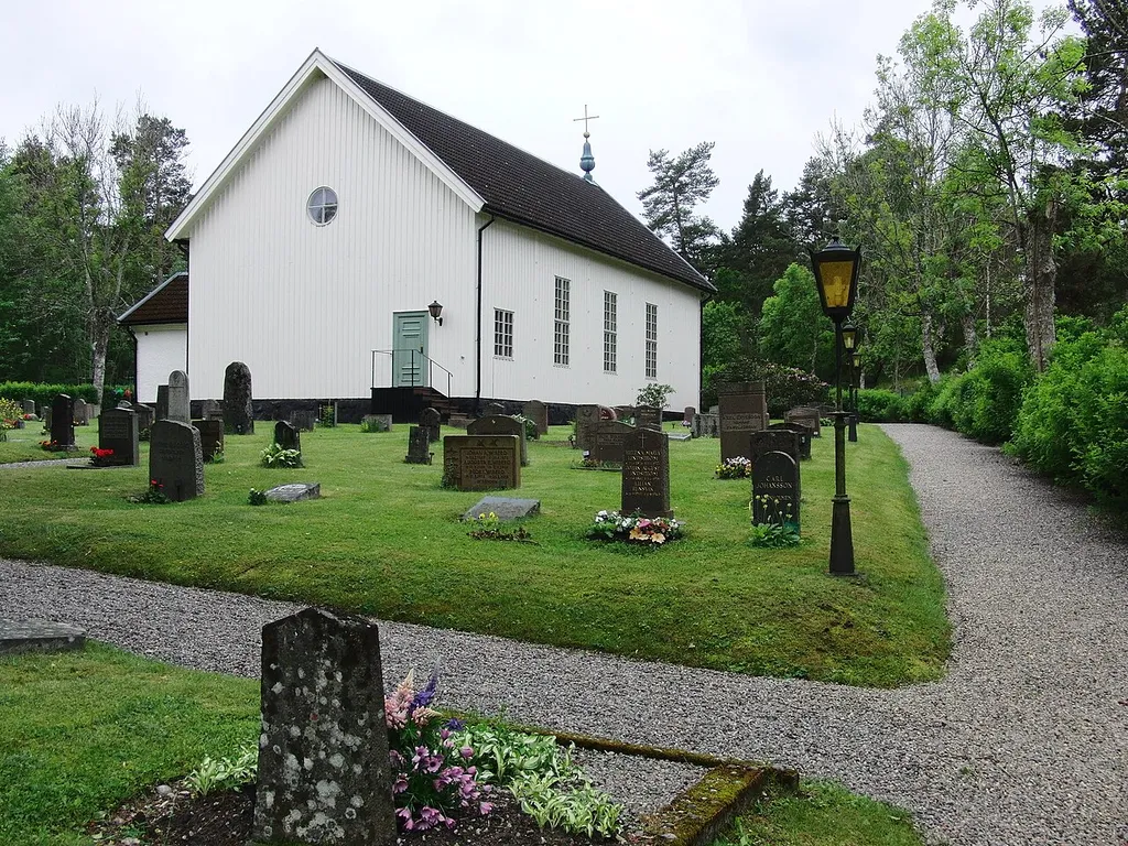 <a href="http://www.svenskakyrkan.se/default.aspx?di=195764" rel="nofollow">www.svenskakyrkan.se/default.aspx?di=195764</a> <a href="http://kyrkor.oppetinnehall.org/index.pl?op=shownewsdetails&amp;iid=3208" rel="nofollow">kyrkor.oppetinnehall.org/index.pl?op=shownewsdetails&amp;...</a> Kyrkobyggnaden har en stomme av trä och står på en stensockel. 1630 invigdes kyrkan och enligt traditionen ska kung Gustav II Adolf ha varit närvarande. Under 1800-talet förföll och genomgick en ombyggnad 1876-1877. En renovering av interiören genomfördes 1952.