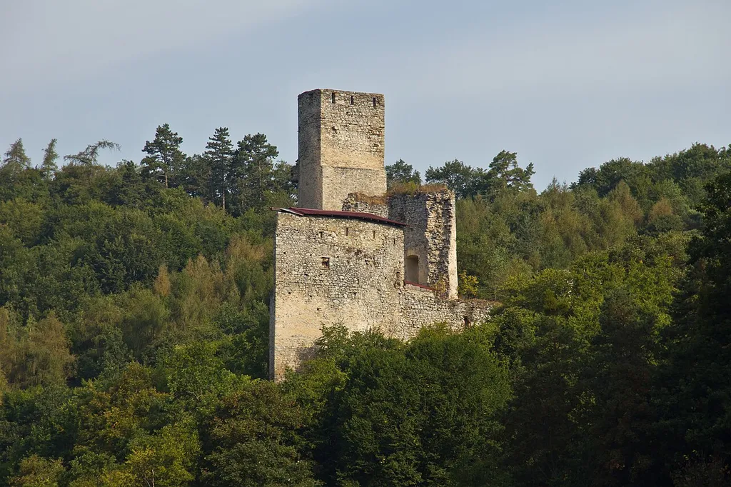 Die über den Tälern der Großen Taffa und des Farnbaches erhöht auf dem nach drei Seiten abfallenden Gelände gelegene Burg wurde 1767 zerstört.