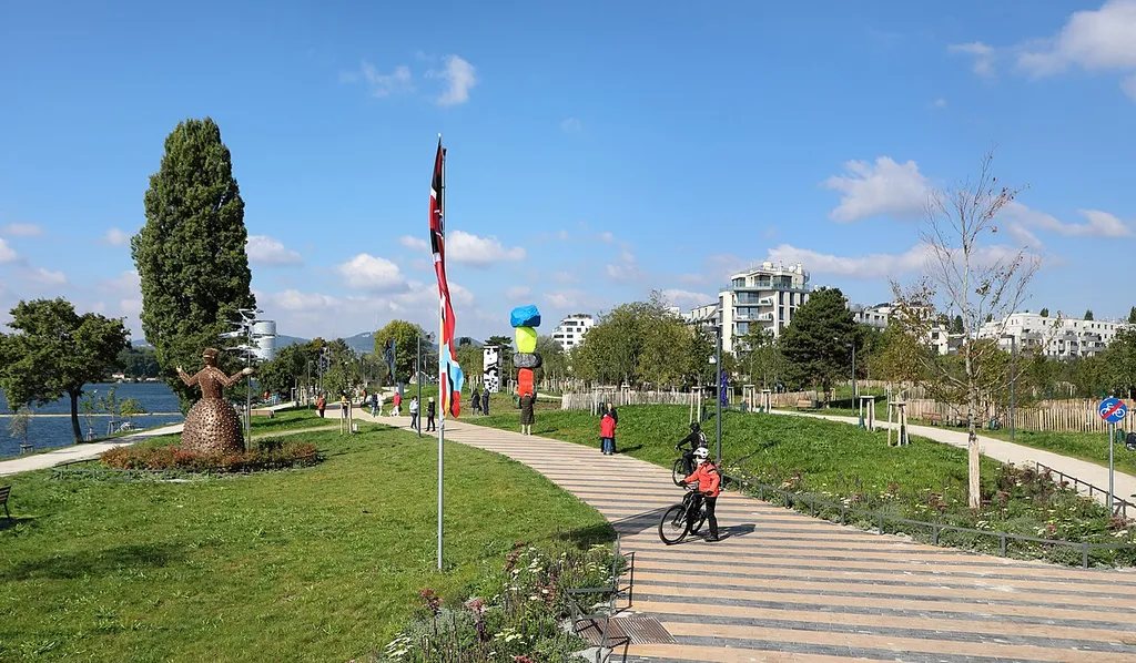 Südostansicht des Bank-Austria-Parks im 21. Wiener Gemeindebezirk Floridsdorf.Der Park befindet sich an der Oberen Alten Donau zwischen der Mühlschüttelgasse und dem Drygalskiweg und wurde im Oktober 2025 eröffnet. Auf dem rd. 2,8 Hektar großen Gelände wurden 14 zeitgenössische Kunstwerke aufgestellt, die die Bank Austria finanzierte: [1].