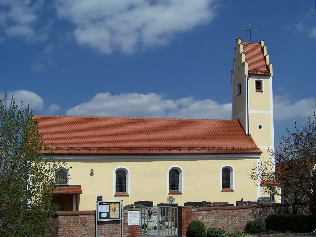 Buchhausen 43. Kath. Kirche St. Ulrich, Saalbau mit Satteldach und Ostturm mit Treppengiebel, 18. Jh. Erweiterung 1850; mit Ausstattung.