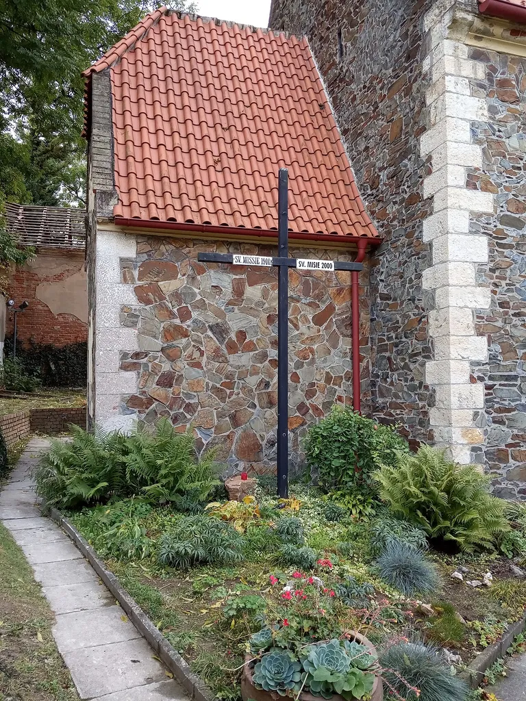 Praha - Petrovice, Edisonova, kříž u kostela sv. Jakuba Staršího