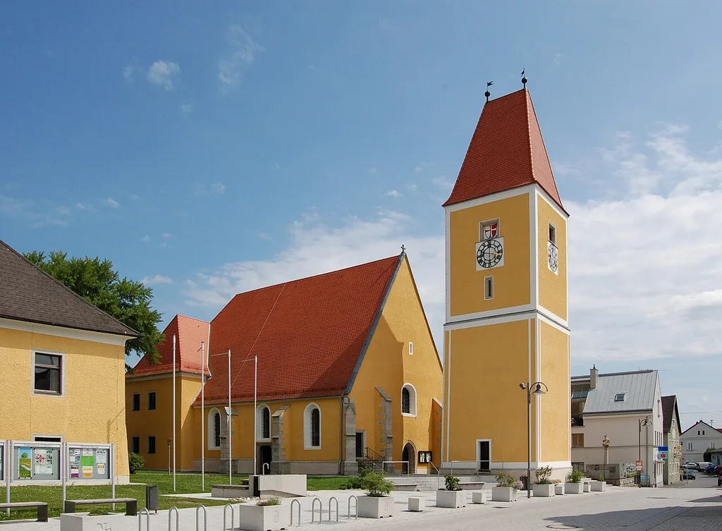 Die Pfarrkirche von Feldkirchen ist ein gotischer Kirchenbau mit einheitlicher Rokokoeinrichtung und freistehendem ehemaligen Wehrturm. This media shows the protected monument with ObjektID 18617 in Austria. (Commons, de, Wikidata)