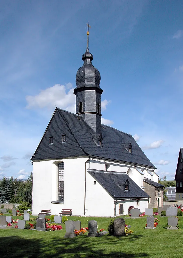 12.09.2011 01762 Hartmannsdorf (Hartmannsdorf-Reichenau), Kirchweg 51 (GMP: 50.829313,13.558753): Die Dorfkirche Hartmannsdorf ist die Wallfahrtskirche St. Laurentius. 1346 wurde sie als solche erstmalig erwähnt, dabei ist sie mit Sicherheit viel älter. 1512, 1743 und 1850 erfolgten Um- und Anbauten. [DSCNn2711.TIF]20110912200DR.JPG(c)Blobelt