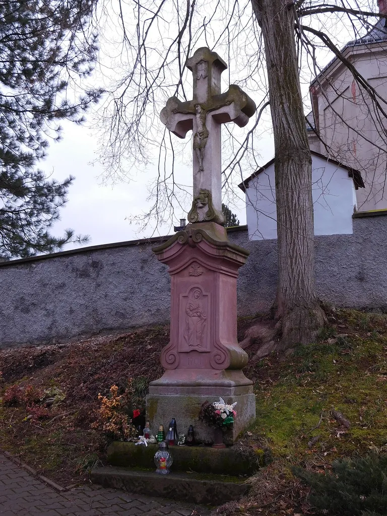Dolní Kalná - kříž u kostela