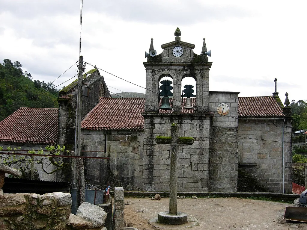 Antiguo monasterio benedictino, que fue fundado por la reina Doña Teresa. A principios del siglo XII adopta la reforma cisterciense, pasando a depender del monasterio de Santa Maria de Fiães en el siglo XIII. Localizada em Ermelo, Arcos de Valdevez, Viana do Castelo , Portugal.