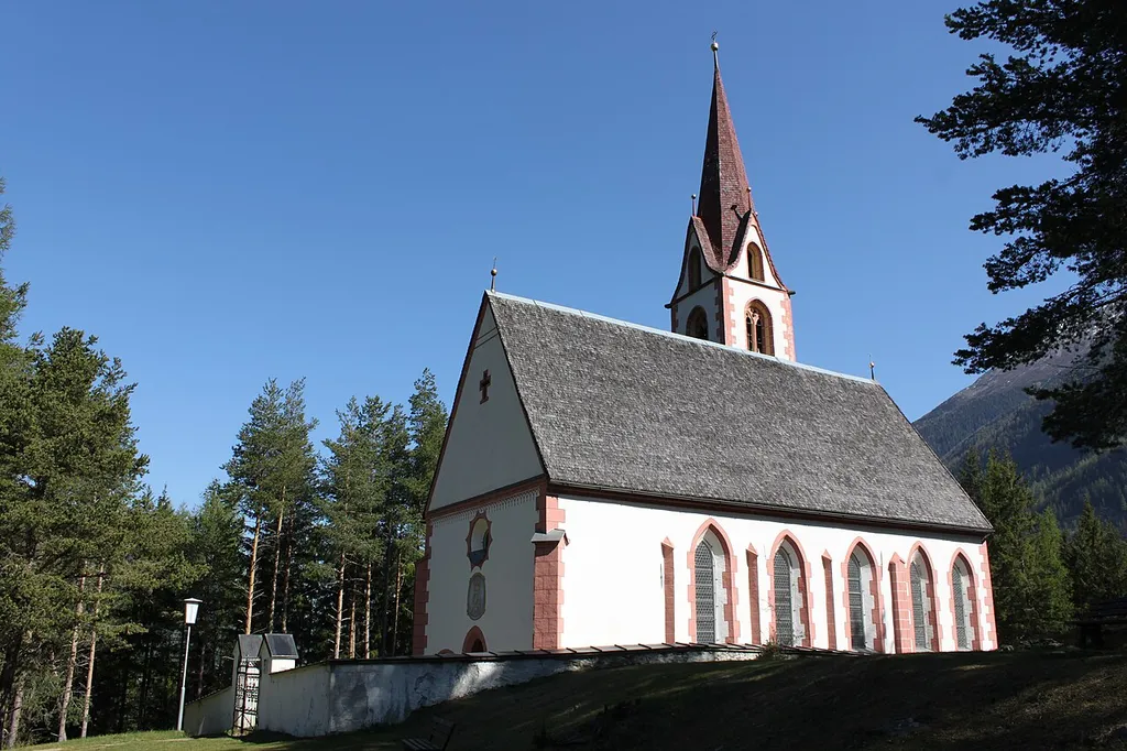 Filialkirche Hl. Dreifaltigkeit am Kropfbühel in Längenfeld im Ötztal