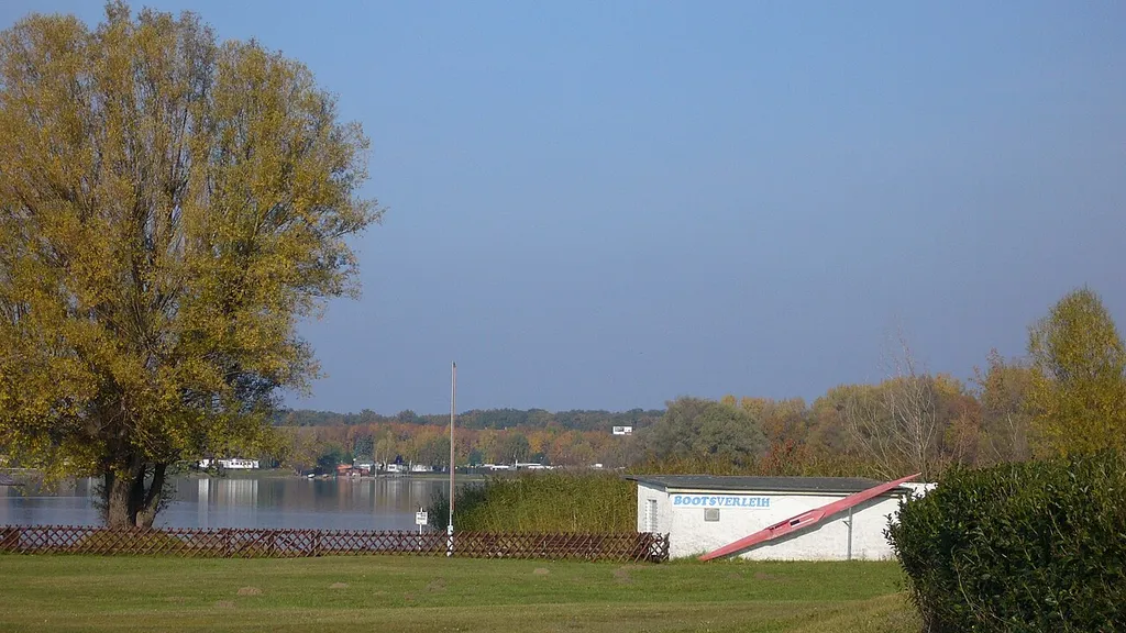 Naherholungsgebiet Barleber See , Blick auf Bootsverleih mit Wohnwagensiedlung im Hintergrund