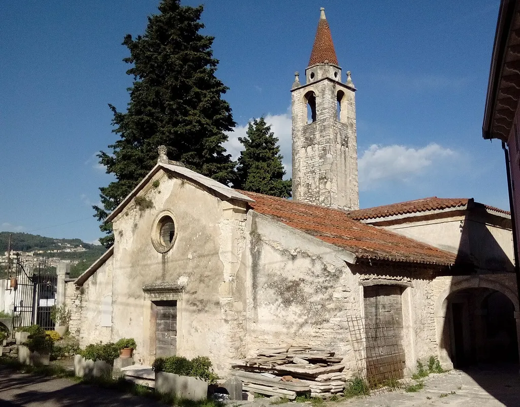 Vecchia chiesa di Torbe (il corpo centrale risale al XII secolo) ormai sconsacrata e abbandonata. Inzialmente era chiamata chiesa di San Pietro