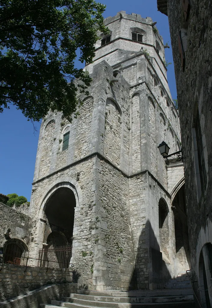 Clocher de la cathédrale de Viviers (Ardèche), classée monument historique. Montage de 4 photos avec Hugin, recadrage avec Gimp