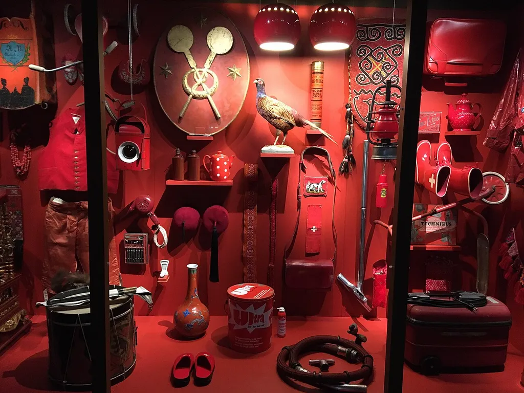 Einblick in die Wunderkammer Rot im Museum Schloss Burgdorf