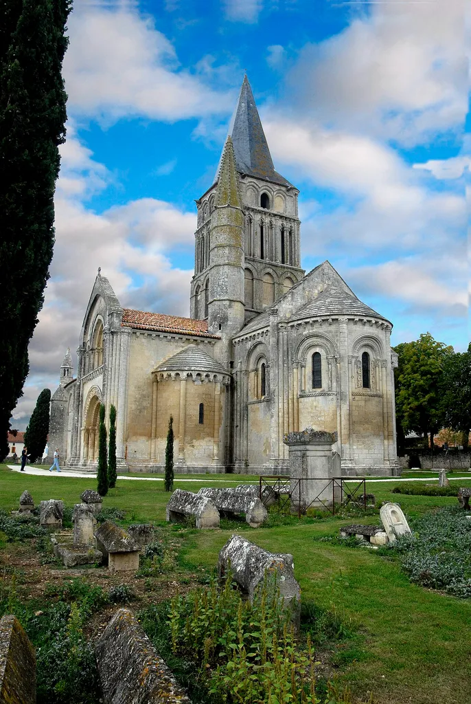 St.-Pierre Aulnay, Chorhaupt, Querhaus, und Turm von SO
