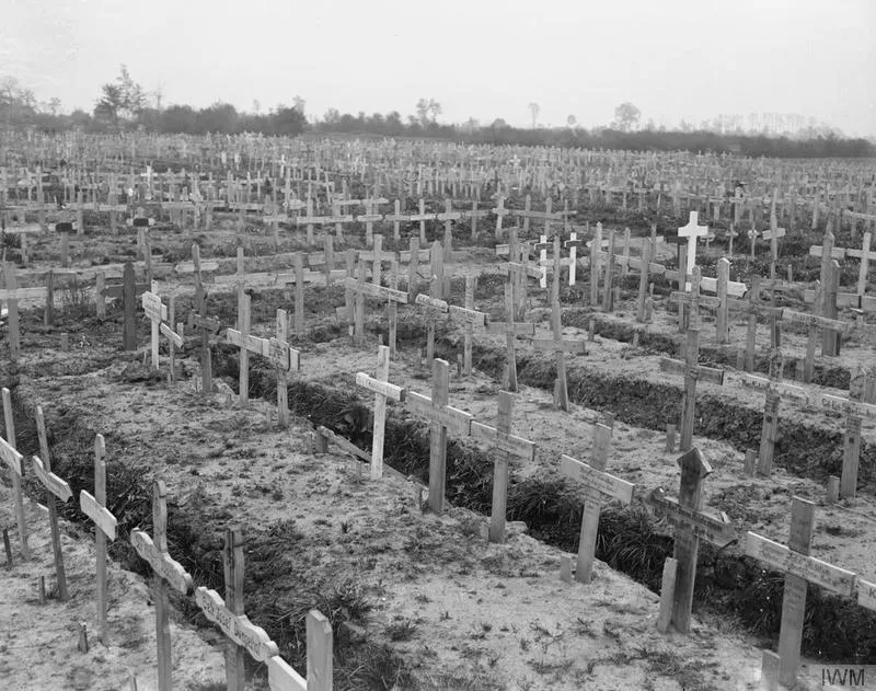 The Hundred Days Offensive, August-november 1918 A German war cemetery containing five thousand graves at Sailly-sur-la-Lys, 12 October 1918.