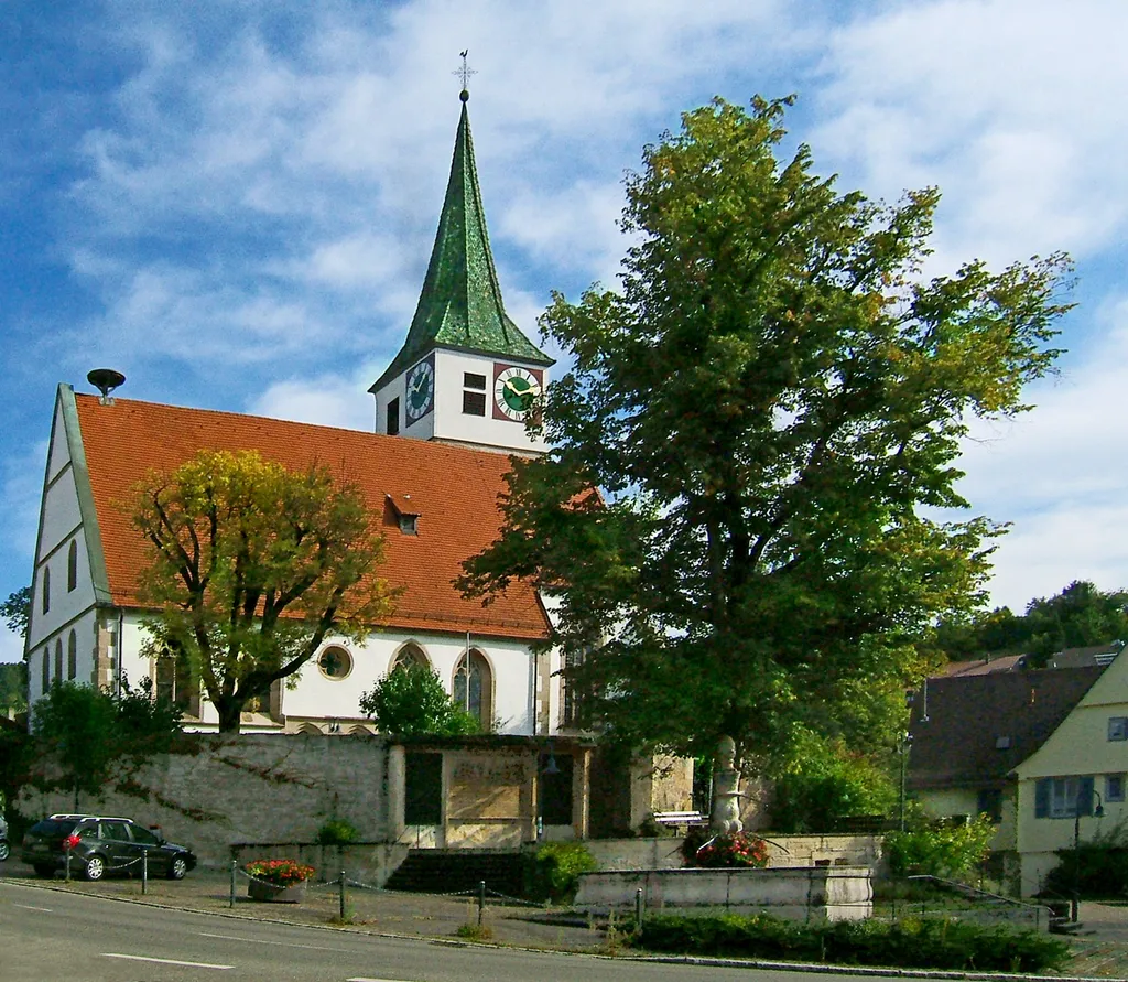 Dionysiuskirche in Remshalden-Grunbach, Deutschland; rechts vorne der Brunnen
