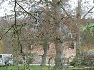 Lemiers Castle: fountain
