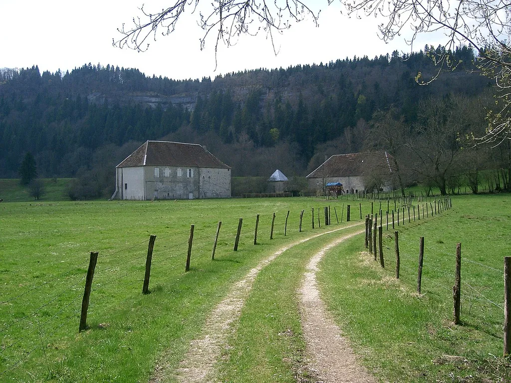 Bâtiments actuels à l'emplacement de l'ancienne abbaye de Balerne (Jura - France)