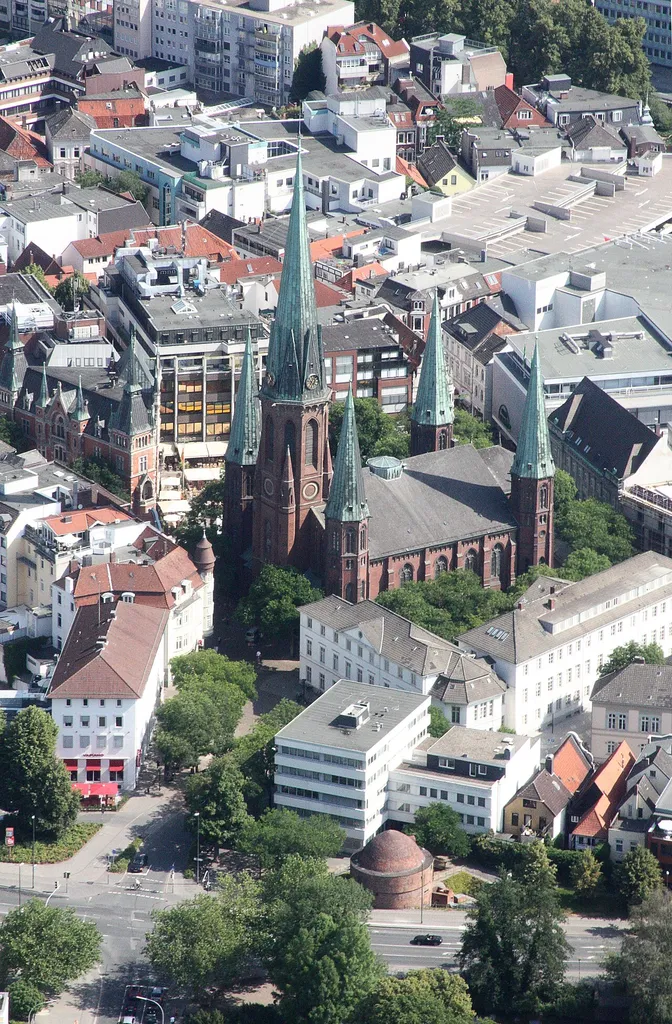 Luftaufnahmen Oldenburg (Oldenburg), mit Weiterflug nach Westen; 1500 Fuß Flughöhe; Juli 2010; Originalfoto bearbeitet: Tonwertkorrektur und Bild geschärft mit Hochpassfilter