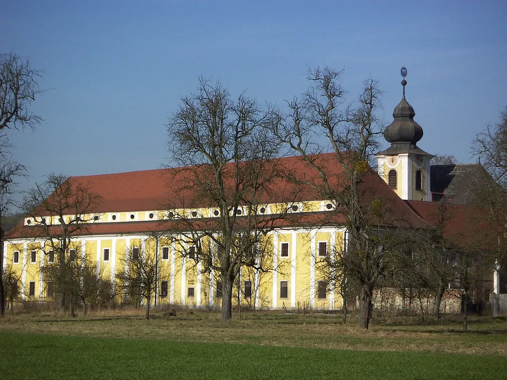 The photograph shows the former monastery of Pulgarn, Austria. It was founded in the early 14th century and confiscated by the Austrian state at the end of the 18th century. This media shows the protected monument with ObjektID 18052 in Austria. (Commons, de, Wikidata)