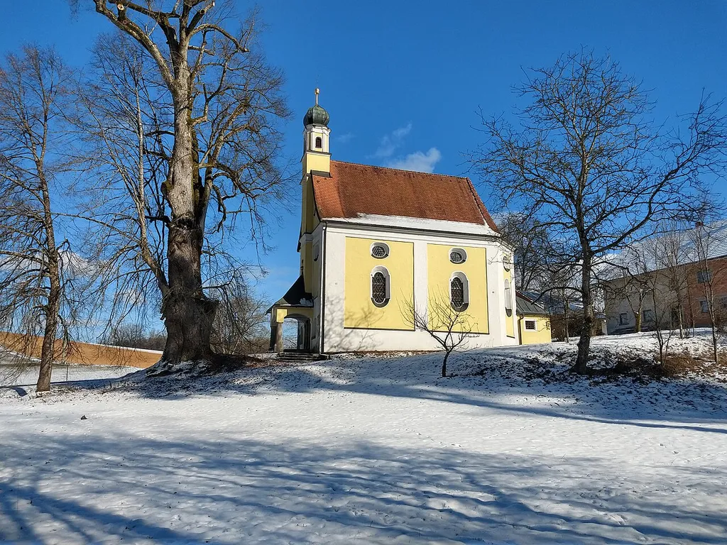 Katholische Filialkirche Unsere Liebe Frau, Uttobrunn. Links neben der Kirche steht die sogenannte Uttolinde (1937–2005 als Naturdenkmal geschützt).