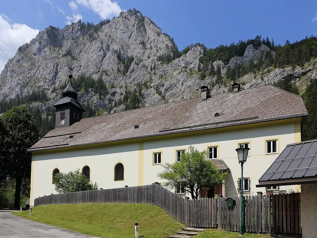 Kath. Filialkirche hl. Johannes in der Wüste und Pfarrhof in Weichselboden. Im Hintergrund: der Ameiskogel (1471 m)