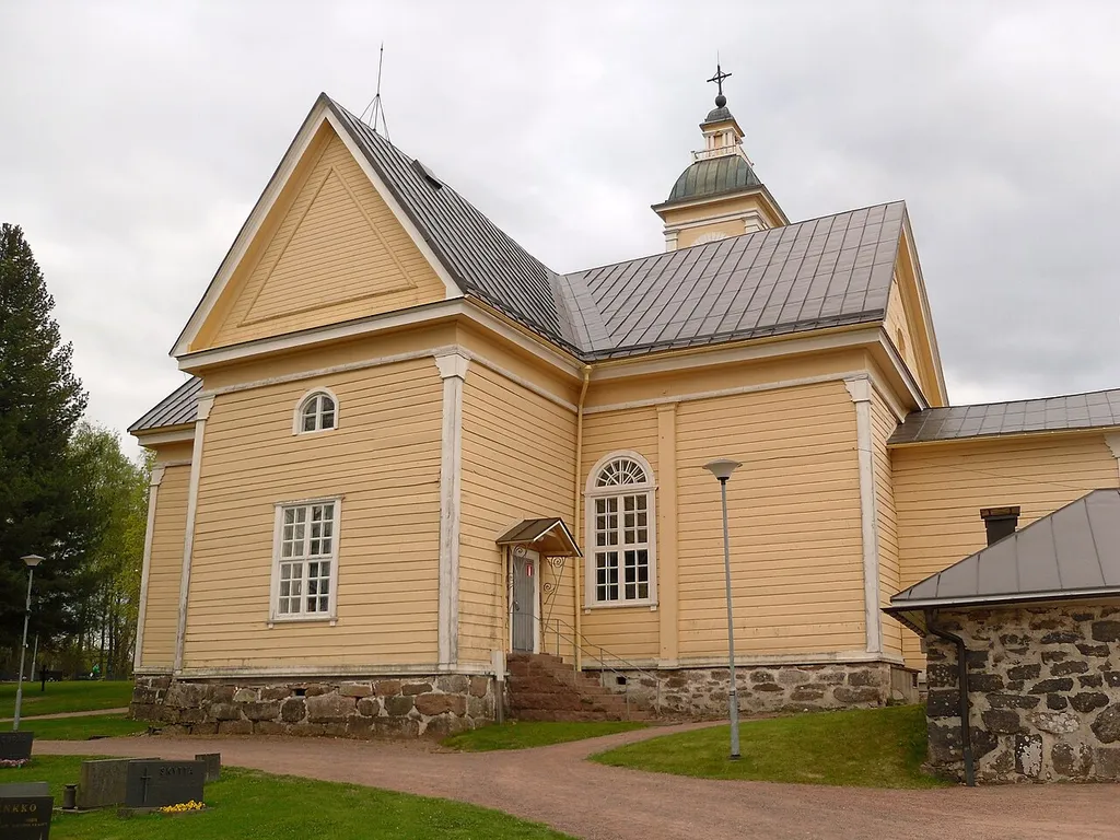 Kiukaisten kirkko hautausmaan suunnasta kuvattuna