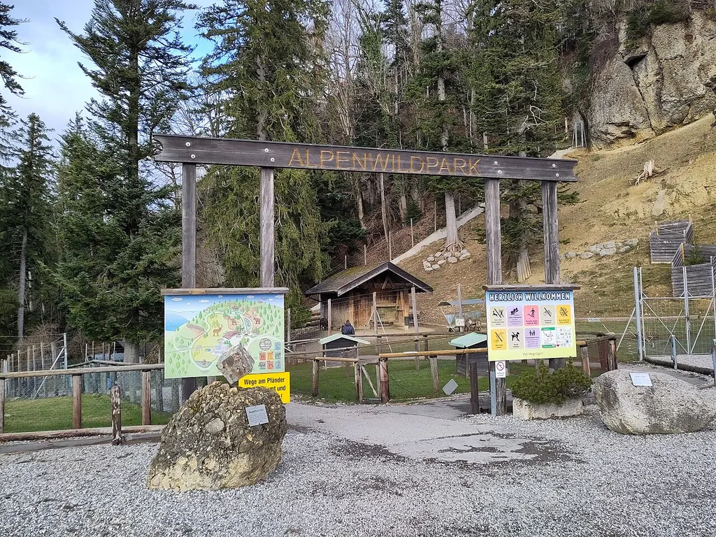Foto des Eingangs des Alpenwildparkes Pfänder.