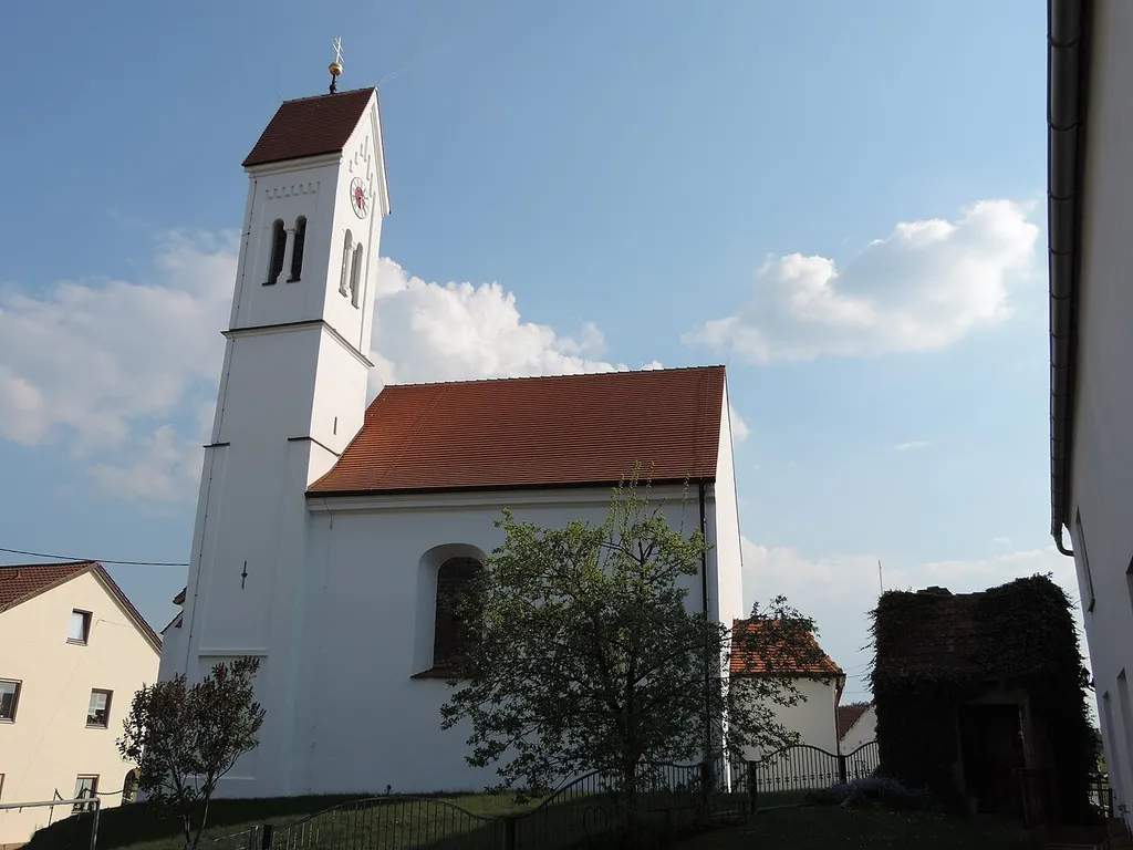 Langhaus romanisch, Chor und Turm 15. Jahrhundert, barockisiert; mit Ausstattung. This is a picture of the Bavarian Baudenkmal (cultural heritage monument) with the ID D-7-79-163-10 (Wikidata)