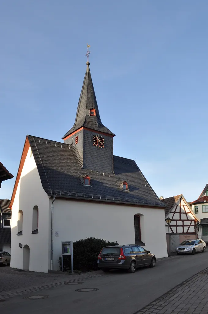 Kirche von Dasbach mit dem Backhaus aus dem Jahr 1815 im Hintergrund