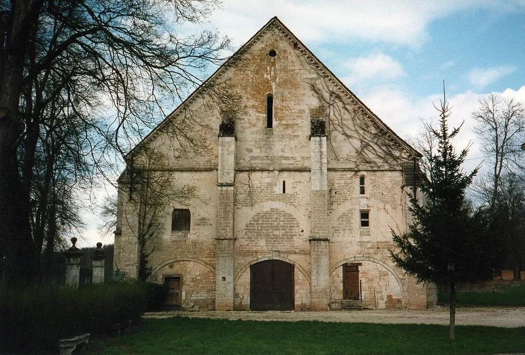 Façade du bâtiment des convers de l'abbaye de Longuay