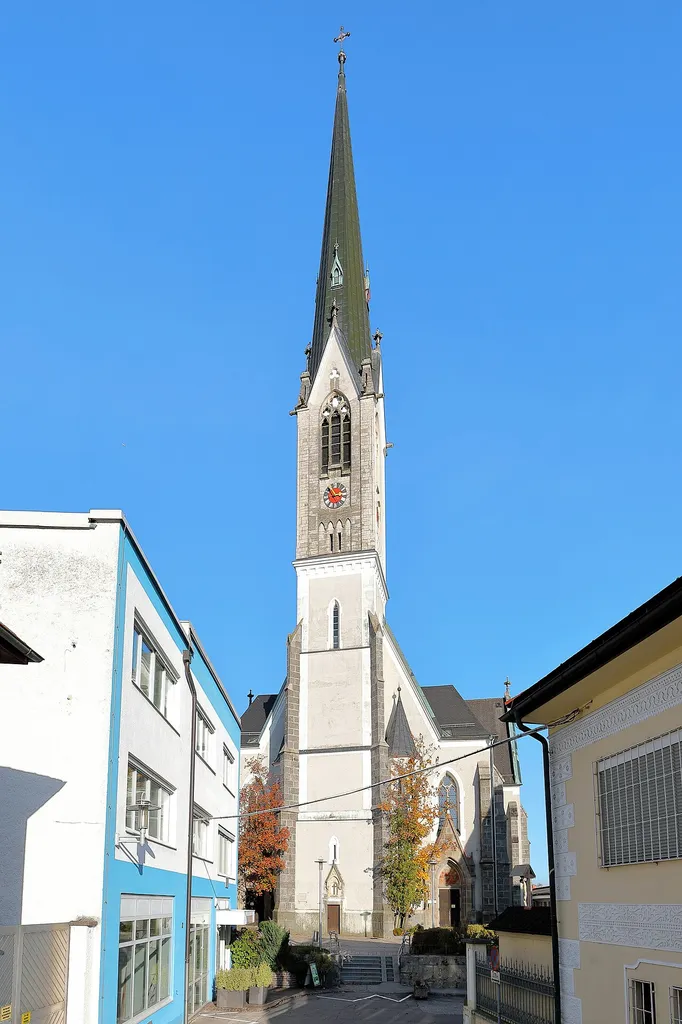 Die röm.-kath. Pfarrkirche hl. Michael in der oberösterreichischen Stadtgemeinde Schwanenstadt. Die Kirche mit dem weithin sichtbaren 78 m hohen Kirchturm wurde von 1900 bis 1902 im neogotischen Stil errichtet.