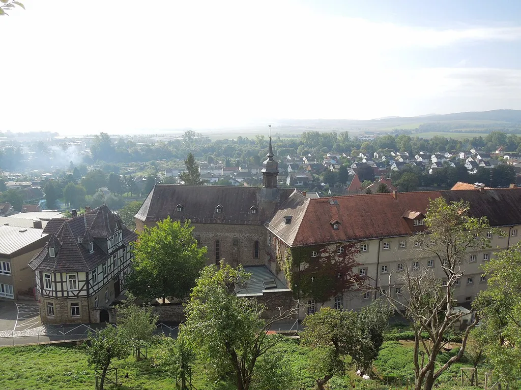 Blick vom Domhügel auf die Gebäude des ehemaligen Ursulinenklosters in Fritzlar; Schule links, Kirche Mitte, Kloster rechts.
