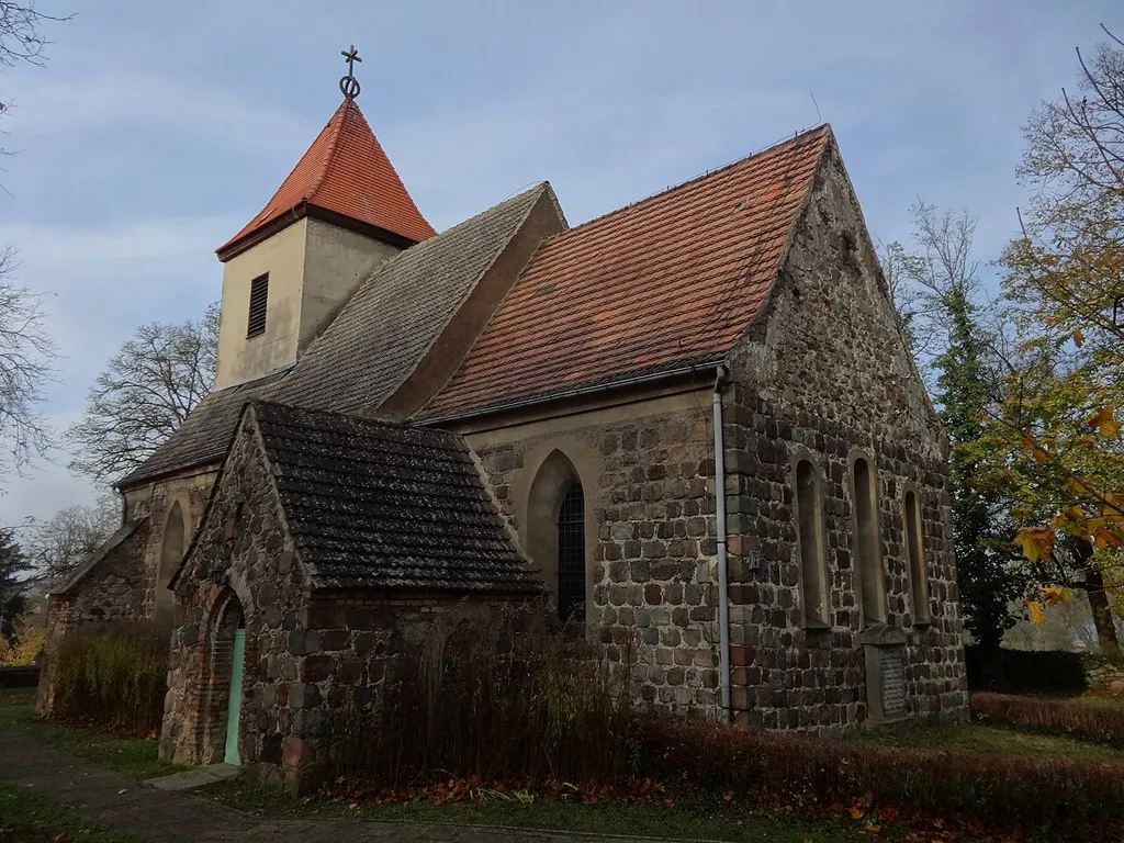 Die Dorfkirche in Obersdorf, einem Ortsteil der Stadt Müncheberg im Landkreis Oder-Spree, entstand in der zweiten Hälfte des 13. Jahrhunderts. Das Bauwerk wurde im Zweiten Weltkrieg stark zerstört und anschließend wiederaufgebaut.