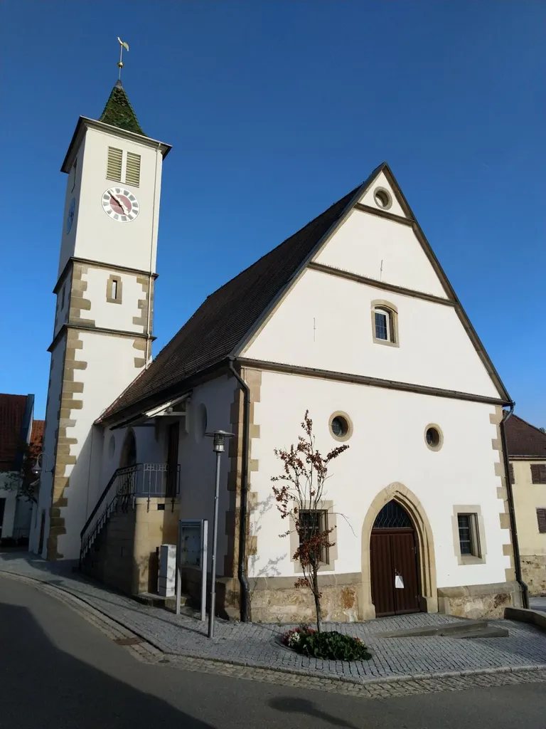 Kleine spätgotische Ortskirche in Neckarhausen